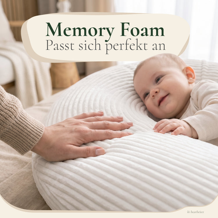 Hand drückt sanft auf das anschmiegsame KUNU Stillkissen mit Memory Foam