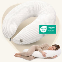 KUNU® Stillkissen & Nestchen mit Cord-Bezug, Frau nutzt es als Seitenschläferkissen. OEKO-TEX® STANDARD 100, 25.HDE.44625 Hohenstein