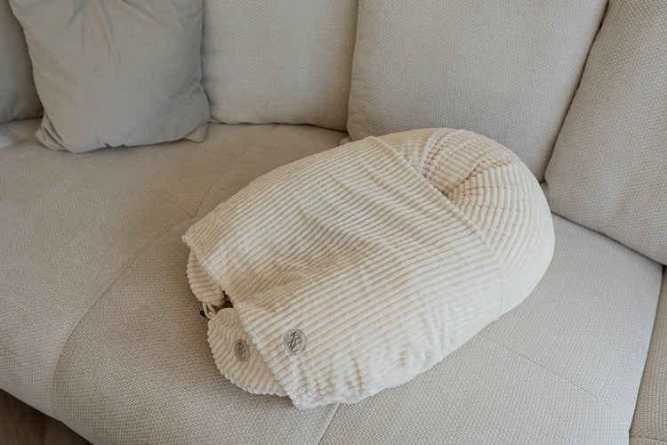 KUNU Stillkissen zum Babynestchen verwandelt auf dem Sofa