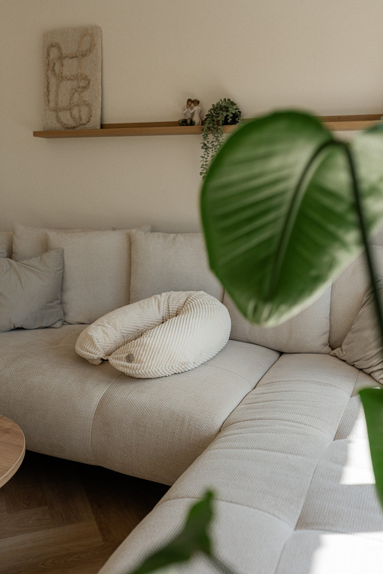 KUNU Stillkissen als Nestchen auf einem hellen Sofa im Wohnzimmer