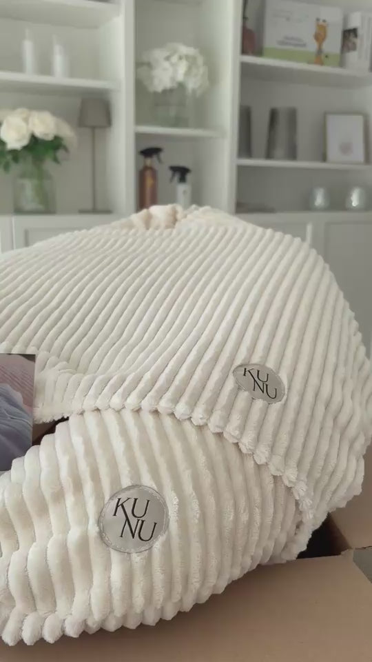 Load video: Unboxing des KUNU Stillkissen &amp; Nestchen